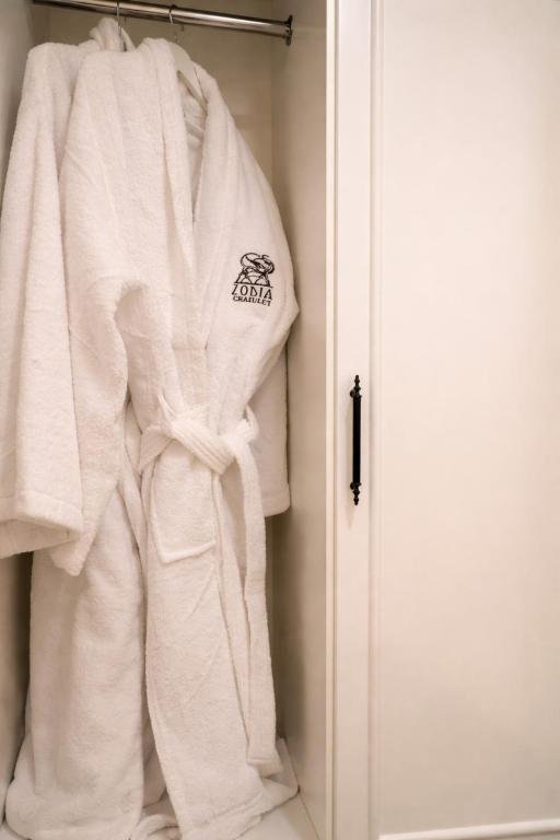 Zodia Craiului Se Afla In Pestera, La 8,2 Km de Bran