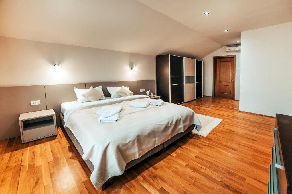 Lac Sub Soare Sat Varbila, Iordacheanu